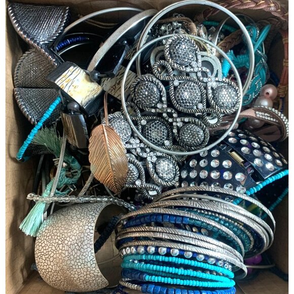 2 LB Jewelry Bundle – Vintage to Modern Grab Bag – Wearable Estate Jewelry - Picture 8 of 11